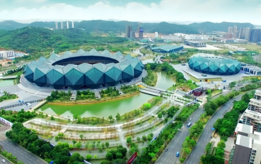 深圳大运城幕墙清洗案例